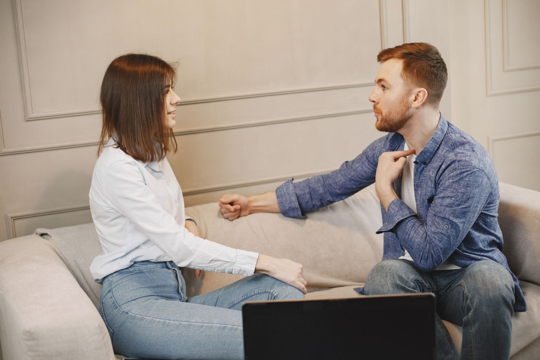 Man en vrouw zitten op de bank en praten met elkaar