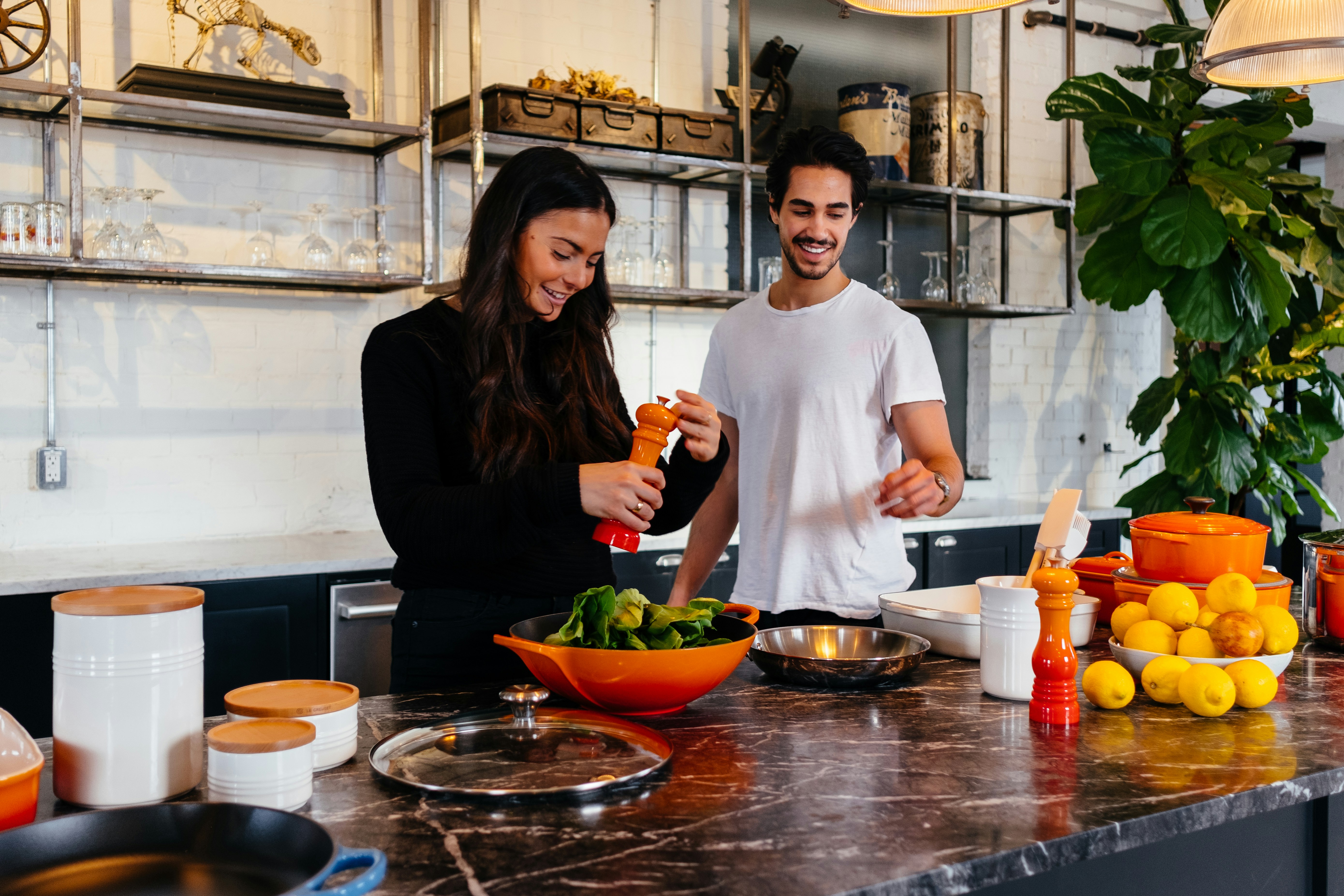 Man en vrouw staan samen in de keuken eten klaar te maken